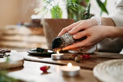 Defumação com ervas e velas sobre uma mesa