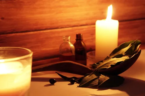 Velas, frascos e folhas de louro