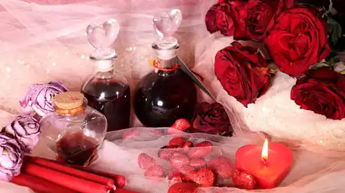 Rosas vermelhas, frascos e vela em formato de coração